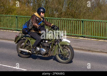 1949 40er Jahre BSA Old Military Army Dispatch Rider Motorrad; Überquerung der Autobahnbrücke in Greater Manchester, UK Stockfoto