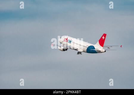 Zürich, Schweiz, 2. Januar 2023 Chair Airlines Airbus A319-112 Flugzeuge starten von Landebahn 28 Stockfoto