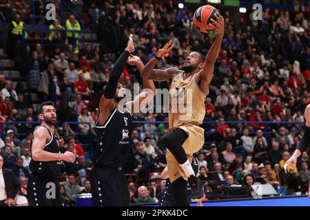 Mailand, Italien, Italien. 7. April 2023. Italien, Mailand, 7 2023. april: Cory Higgins (Garde von Barcelona) hat während des Basketballspiels EA7 Emporio Armani Mailand gegen den FC Barcelona im 4. Quartal den Verteidiger überrollt, EuroLeague 2022-2023 round33 (Kreditbild: © Fabrizio Bertani/Pacific Press via ZUMA Press Wire) NUR REDAKTIONELLE VERWENDUNG! Nicht für den kommerziellen GEBRAUCH! Kredit: ZUMA Press, Inc./Alamy Live News Stockfoto