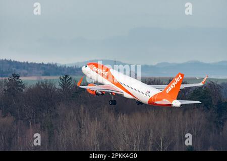 Zürich, Schweiz, 2. Januar 2023 Easy Jet Airbus A320-214, Abflug von Landebahn 28 Stockfoto