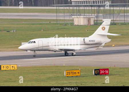 Zürich, Schweiz, 2. Januar 2023 Dessault Falcon 2000EX Business Aircraft fährt zum Gate Stockfoto