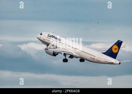 Zürich, Schweiz, 2. Januar 2023 Lufthansa Airbus A320-271N Neo Aircraft startet von Landebahn 28 Stockfoto