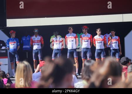 Amorebieta-Etxano, Euskadi, Spanien. 7. April 2023. Ekin, Spanien, 07. April 2023: Trek-Segafredo-Fahrer bei der Vorstellung von Teams während der 5. Etappe des Baskenlandes Itzulia 2023 zwischen Ekin und Amorebieta-Etxano, am 07. April 2023 in Ekin, Spanien. (Kreditbild: © Alberto Brevers/Pacific Press via ZUMA Press Wire) NUR ZUR REDAKTIONELLEN VERWENDUNG! Nicht für den kommerziellen GEBRAUCH! Kredit: ZUMA Press, Inc./Alamy Live News Stockfoto