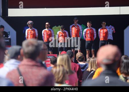 Amorebieta-Etxano, Euskadi, Spanien. 7. April 2023. Ekin, Spanien, 07. April 2023: Cofidis Riders in der Teampräsentation während der 5. Etappe des Baskenlandes Itzulia 2023 zwischen Ekin und Amorebieta-Etxano am 07. April 2023 in Ekin, Spanien. (Kreditbild: © Alberto Brevers/Pacific Press via ZUMA Press Wire) NUR ZUR REDAKTIONELLEN VERWENDUNG! Nicht für den kommerziellen GEBRAUCH! Kredit: ZUMA Press, Inc./Alamy Live News Stockfoto