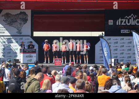 Amorebieta-Etxano, Euskadi, Spanien. 7. April 2023. Ekin, Spanien, 07. April 2023: Cofidis Riders in der Teampräsentation während der 5. Etappe des Baskenlandes Itzulia 2023 zwischen Ekin und Amorebieta-Etxano am 07. April 2023 in Ekin, Spanien. (Kreditbild: © Alberto Brevers/Pacific Press via ZUMA Press Wire) NUR ZUR REDAKTIONELLEN VERWENDUNG! Nicht für den kommerziellen GEBRAUCH! Kredit: ZUMA Press, Inc./Alamy Live News Stockfoto