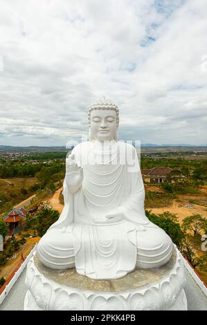 Sitzende weiße Budda-Statue, Luftfotografie. Stockfoto