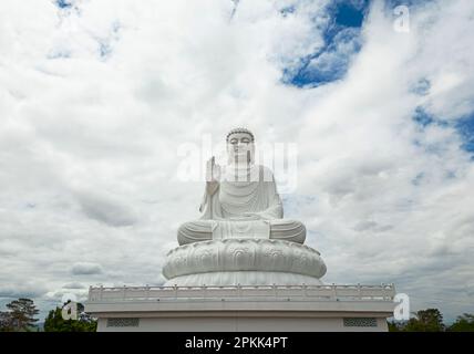 Sitzende weiße Budda-Statue, Luftfotografie. Stockfoto