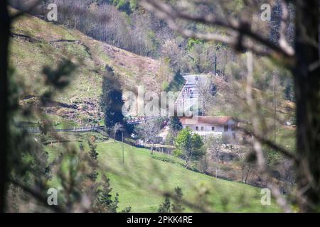 Amorebieta-Etxano, Euskadi, Spanien. 7. April 2023. Balkon de Bizkaia, Spanien, 07. April 2023: Das gestreckte Peloton während der 5. Etappe des Baskenlandes Itzulia 2023 zwischen Ekin und Amorebieta-Etxano am 07. April 2023 in Balcon de Bizkaia, Spanien. (Kreditbild: © Alberto Brevers/Pacific Press via ZUMA Press Wire) NUR ZUR REDAKTIONELLEN VERWENDUNG! Nicht für den kommerziellen GEBRAUCH! Kredit: ZUMA Press, Inc./Alamy Live News Stockfoto