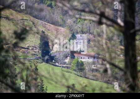 Amorebieta-Etxano, Euskadi, Spanien. 7. April 2023. Balkon de Bizkaia, Spanien, 07. April 2023: Das gestreckte Peloton während der 5. Etappe des Baskenlandes Itzulia 2023 zwischen Ekin und Amorebieta-Etxano am 07. April 2023 in Balcon de Bizkaia, Spanien. (Kreditbild: © Alberto Brevers/Pacific Press via ZUMA Press Wire) NUR ZUR REDAKTIONELLEN VERWENDUNG! Nicht für den kommerziellen GEBRAUCH! Kredit: ZUMA Press, Inc./Alamy Live News Stockfoto