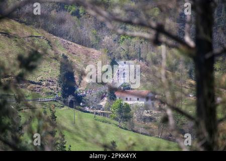 Amorebieta-Etxano, Euskadi, Spanien. 7. April 2023. Balkon de Bizkaia, Spanien, 07. April 2023: Das gestreckte Peloton während der 5. Etappe des Baskenlandes Itzulia 2023 zwischen Ekin und Amorebieta-Etxano am 07. April 2023 in Balcon de Bizkaia, Spanien. (Kreditbild: © Alberto Brevers/Pacific Press via ZUMA Press Wire) NUR ZUR REDAKTIONELLEN VERWENDUNG! Nicht für den kommerziellen GEBRAUCH! Kredit: ZUMA Press, Inc./Alamy Live News Stockfoto