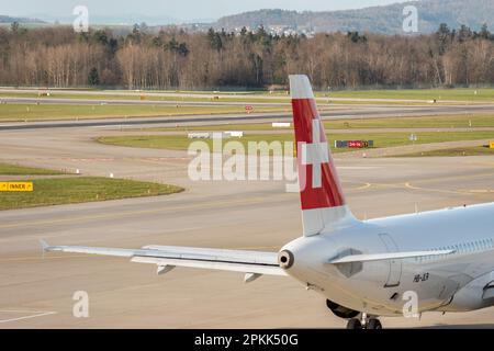 Zürich, Schweiz, 2. Januar 2023 Internationale Schweizer Fluggesellschaften Airbus A320-214 ist in Position Stockfoto