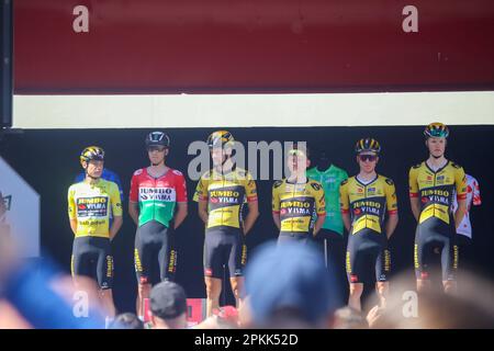 Amorebieta-Etxano, Euskadi, Spanien. 7. April 2023. Ekin, Spanien, 07. April 2023: Die Jumbo-Visma-Fahrer in der Teampräsentation während der 5. Etappe des Baskenlandes Itzulia 2023 zwischen Ekin und Amorebieta-Etxano, am 07. April 2023 in Ekin, Spanien. (Kreditbild: © Alberto Brevers/Pacific Press via ZUMA Press Wire) NUR ZUR REDAKTIONELLEN VERWENDUNG! Nicht für den kommerziellen GEBRAUCH! Kredit: ZUMA Press, Inc./Alamy Live News Stockfoto