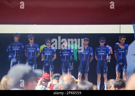 Amorebieta-Etxano, Euskadi, Spanien. 7. April 2023. Ekin, Spanien, 07. April 2023: Groupama – FDJ Riders in der Teampräsentation während der 5. Etappe des Baskenlandes Itzulia 2023 zwischen Ekin und Amorebieta-Etxano, am 07. April 2023 in Ekin, Spanien. (Kreditbild: © Alberto Brevers/Pacific Press via ZUMA Press Wire) NUR ZUR REDAKTIONELLEN VERWENDUNG! Nicht für den kommerziellen GEBRAUCH! Kredit: ZUMA Press, Inc./Alamy Live News Stockfoto