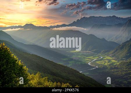 Atemberaubender Blick auf das Soca-Tal und die Stadt Kobarid in Slowenien. Beliebtes Reiseziel in Europa. Stockfoto