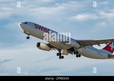 Zürich, Schweiz, 2. Januar 2023 Internationale Schweizer Fluggesellschaften Airbus 340-343 startet von Landebahn 16 Stockfoto