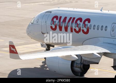 Zürich, Schweiz, 2. Januar 2023 Internationale Schweizer Fluggesellschaften Bombardier CS-300 oder Airbus A220 sind in Position Stockfoto