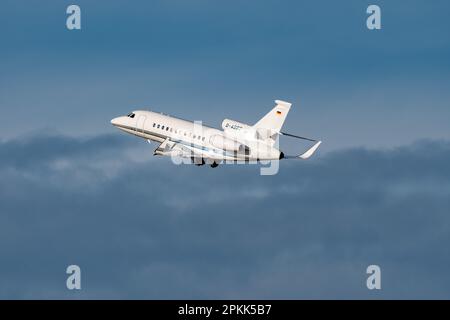 Zürich, Schweiz, 2. Januar 2023 Dessault Falcon 900LX Geschäftsflugzeug, das von Landebahn 28 abfliegt Stockfoto