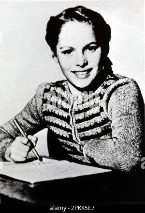 1947, BERN, SWITZELAND : die gefeierte Schauspielerin URSULA ANDRESS ( geboren am 19 . märz 1936 ) , 11 Jahre alt in der Schule . - GESCHICHTE - FOTOSTORICHE - KINDHEIT - KINDHEIT - KIND - KINDER - BAMBINO - BAMBINI - BAMBINA - LÄCHELN - SORRISO - SCUOLA -- ARCHIVIO GBB Stockfoto