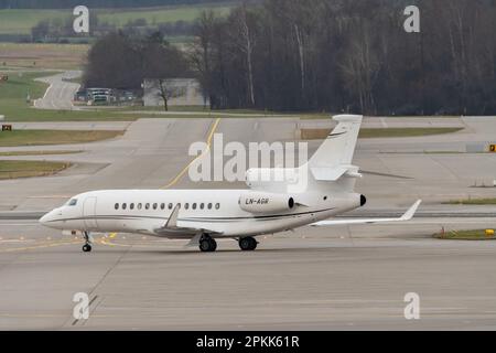 Zürich, Schweiz, 2. Januar 2023 Dessault Falcon 7X Business Aircraft nimmt seine Position ein Stockfoto