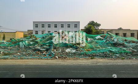 Renovierung mit Abriss und Wiederaufbau von Gebäuden am Stadtrand von Peking, China Stockfoto