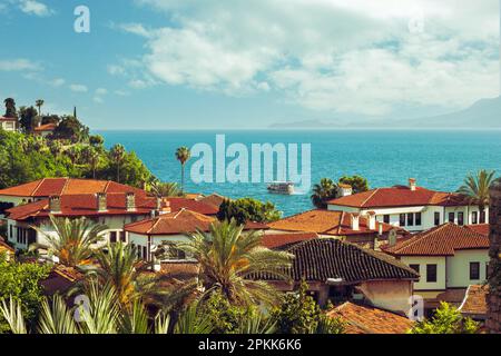 Kaleici, Zentrum von Antalya, Türkei. Blick auf die Dächer der Altstadt von Antalya an sonnigen Sommertagen. Reiseziel, Landschaft. Stockfoto