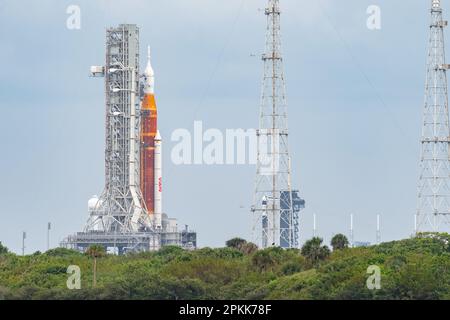 NASA SLS & SpaceX Falcon 9 Raketen bei LC-39A und LC-39B Stockfoto