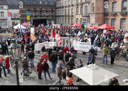 Düsseldorf, Deutschland. 08. April 2023. 08. April 2023, Nordrhein-Westfalen, Düsseldorf: Die Teilnehmer treffen sich zu einer letzten Kundgebung vor dem Düsseldorfer Rathaus während des ostermarsches. Im Jahr 2023 fanden auch zahlreiche Ostermärsche in ganz Deutschland unter dem Eindruck von Russlands Krieg gegen die Ukraine statt. Foto: David Young/dpa Credit: dpa Picture Alliance/Alamy Live News Stockfoto