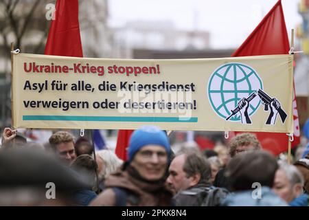 Düsseldorf, Deutschland. 08. April 2023. 08. April 2023, Nordrhein-Westfalen, Düsseldorf: Teilnehmer halten Banner bei einer ostermarsch-Rallye hoch. Im Jahr 2023 fanden auch zahlreiche Ostermärsche in ganz Deutschland unter dem Eindruck von Russlands Krieg gegen die Ukraine statt. Foto: David Young/dpa Credit: dpa Picture Alliance/Alamy Live News Stockfoto