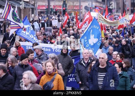 Düsseldorf, Deutschland. 08. April 2023. 08. April 2023, Nordrhein-Westfalen, Düsseldorf: Teilnehmer spazieren bei einer ostermarsch-Rallye mit Flaggen durch Düsseldorf. Auch 2023 fanden unter dem Eindruck des russischen Krieges gegen die Ukraine zahlreiche Ostermärsche in ganz Deutschland statt. Foto: David Young/dpa Credit: dpa Picture Alliance/Alamy Live News Stockfoto