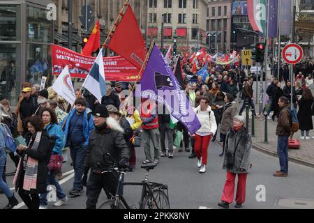 Düsseldorf, Deutschland. 08. April 2023. 08. April 2023, Nordrhein-Westfalen, Düsseldorf: Teilnehmer spazieren bei einer ostermarsch-Rallye mit Flaggen durch Düsseldorf. Im Jahr 2023 fanden auch zahlreiche Ostermärsche in ganz Deutschland unter dem Eindruck von Russlands Krieg gegen die Ukraine statt. Foto: David Young/dpa Credit: dpa Picture Alliance/Alamy Live News Stockfoto