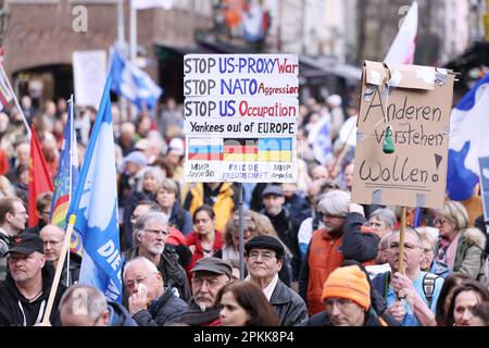 Düsseldorf, Deutschland. 08. April 2023. 08. April 2023, Nordrhein-Westfalen, Düsseldorf: Teilnehmer spazieren durch Düsseldorf während einer ostermarsch-Rallye. Ebenfalls 2023 fanden unter dem Eindruck des russischen Krieges gegen die Ukraine zahlreiche Ostermärsche in ganz Deutschland statt. Foto: David Young/dpa Credit: dpa Picture Alliance/Alamy Live News Stockfoto