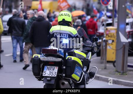 Düsseldorf, Deutschland. 08. April 2023. 08. April 2023, Nordrhein-Westfalen, Düsseldorf: Eine Motorradpolizistin sichert die Demonstrationsroute einer ostermarsch-Rallye. Ebenfalls 2023 fanden unter dem Eindruck des russischen Krieges gegen die Ukraine zahlreiche Ostermärsche in ganz Deutschland statt. Foto: David Young/dpa Credit: dpa Picture Alliance/Alamy Live News Stockfoto