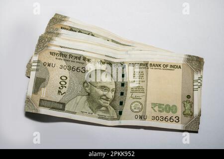 Nahaufnahme von indischen 500-Rupien-Noten auf weißem Hintergrund Stockfoto