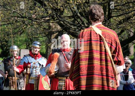 Edinburgh, Schottland, Großbritannien. 8. April 2023 Die Ostergeschichte wird zum Leben erweckt, ein traditionelles Leidenschaftsspiel in vollen Kostümen, das Jesus' Leben, Tod und Auferstehung zeigt, das alle in den West Princes Street Gardens vor der Kulisse von Edinburgh Castle gespielt wird. Mit den Soldaten der Antonine Garde. Jesus mit römischen Soldaten. Kredit: Craig Brown/Alamy Live News Stockfoto