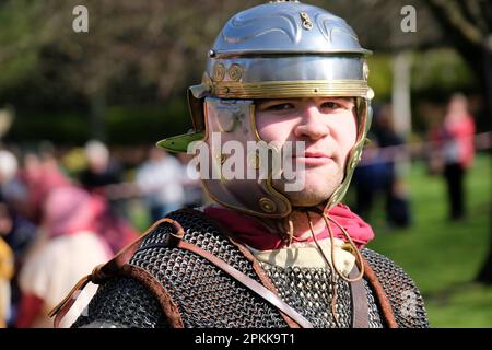 Edinburgh, Schottland, Großbritannien. 8. April 2023 Die Ostergeschichte wird zum Leben erweckt, ein traditionelles Leidenschaftsspiel in vollen Kostümen, das Jesus' Leben, Tod und Auferstehung zeigt, das alle in den West Princes Street Gardens vor der Kulisse von Edinburgh Castle gespielt wird. Mit den Soldaten der Antonine Garde. Römische Soldaten. Kredit: Craig Brown/Alamy Live News Stockfoto