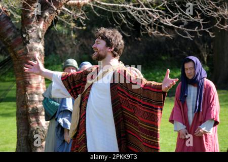 Edinburgh, Schottland, Großbritannien. 8. April 2023 Die Ostergeschichte wird zum Leben erweckt, ein traditionelles Leidenschaftsspiel in vollen Kostümen, das Jesus' Leben, Tod und Auferstehung zeigt, das alle in den West Princes Street Gardens vor der Kulisse von Edinburgh Castle gespielt wird. Mit den Soldaten der Antonine Garde. Jesus spricht mit der Menge. Kredit: Craig Brown/Alamy Live News Stockfoto