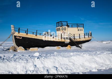 Das Beluga-Boot an einem Strand in der Hudson Bay in Churchill, Manitoba, Kanada Stockfoto