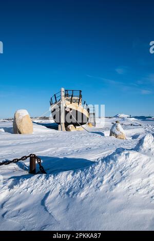 Das Beluga-Boot an einem Strand in der Hudson Bay in Churchill, Manitoba, Kanada Stockfoto