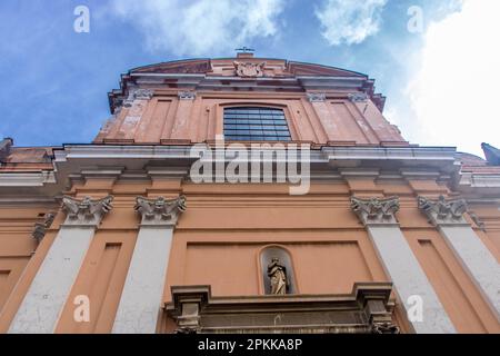 Fassade der Kirche Santa Teresa degli Scalzi im historischen Zentrum von Neapel, Italien Stockfoto