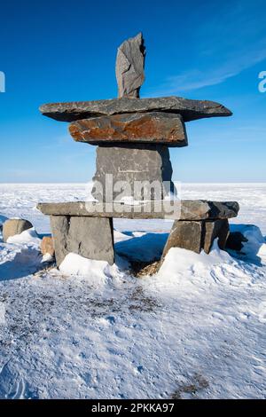 Inukshuk am Strand der Hudson Bay in Churchill, Manitoba, Kanada Stockfoto