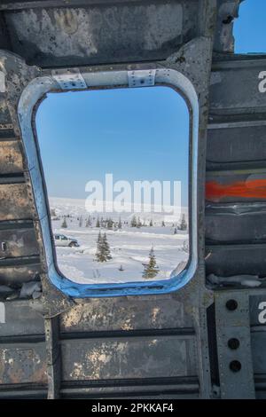 Miss Piggy Curtiss C-46 Commando stürzte in Churchill, Manitoba, Kanada, aus dem Fenster Stockfoto