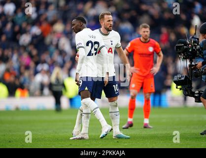 Tottenham Hotspurs Pape Matar Sarr und Harry Kane feiern nach dem Spiel der Premier League im Tottenham Hotspur Stadium in London. Foto: Samstag, 8. April 2023. Stockfoto