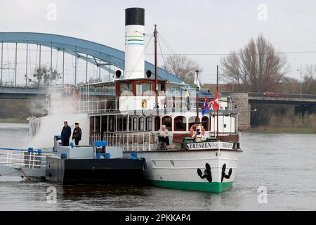 Magdeburg, Deutschland. 08. April 2023. Der Passagier-Paddeldampfer Dresden auf seiner 500 km langen Fahrt nach Hamburg. Es war 1989, als der Paddeldampfer Dresden zum ersten Mal in die Hansestadt Hamburg segelte - damals noch unter den besonderen Bedingungen der innerdeutschen Division. Mehr als 30 Jahre später organisierte die Weiße Flotte Dresden diesen besonderen Ausflug auf der Elbe. Kredit: Peter Gercke/dpa-Zentralbild/dpa/Alamy Live News Stockfoto