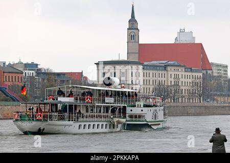 Magdeburg, Deutschland. 08. April 2023. Der Passagier-Paddeldampfer Dresden fährt auf seiner 500 km langen Fahrt nach Hamburg vorbei. Es war 1989, als der Paddeldampfer Dresden zum ersten Mal in die Hansestadt Hamburg segelte - damals noch unter den besonderen Bedingungen der innerdeutschen Division. Mehr als 30 Jahre später organisierte die Weiße Flotte Dresden diesen besonderen Ausflug auf der Elbe. Kredit: Peter Gercke/dpa-Zentralbild/dpa/Alamy Live News Stockfoto