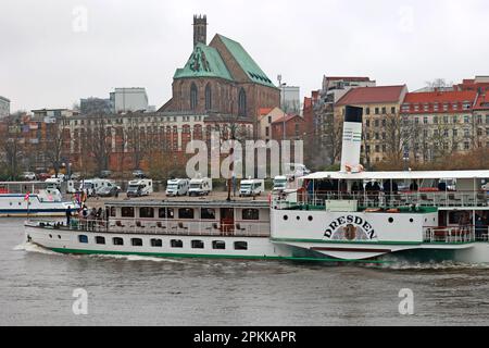 Magdeburg, Deutschland. 08. April 2023. Der Passagier-Paddeldampfer Dresden auf seiner 500 km langen Fahrt nach Hamburg. Es war 1989, als der Paddeldampfer Dresden zum ersten Mal in die Hansestadt Hamburg segelte - damals noch unter den besonderen Bedingungen der innerdeutschen Division. Mehr als 30 Jahre später organisierte die Weiße Flotte Dresden diesen besonderen Ausflug auf der Elbe. Kredit: Peter Gercke/dpa-Zentralbild/dpa/Alamy Live News Stockfoto