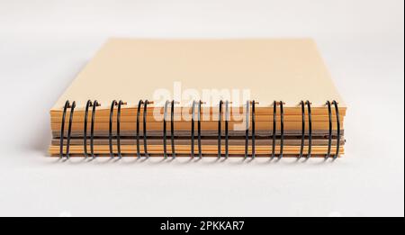 Spiralbinder der Skizzenbuchnaht. Metallringe, Notizblock gebunden. Stockfoto