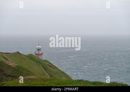 Der Baily Lighthouse in Fog (irisch Teach Solais Dhún Criofainn) ist ein Leuchtturm im südöstlichen Teil von Howth Head im County Dublin. Stockfoto