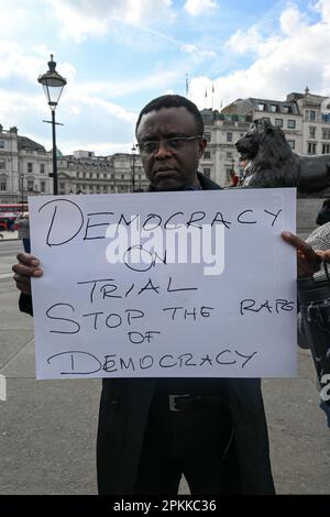 London, England, Großbritannien. 8. April 2023. Nigerianer, die in London leben, veranstalten auf dem Trafalgar Square einen Protest gegen die Wahlergebnisse in Nigeria: "Rette Nigeria Demokratie". Die Demonstranten behaupten, die britische Regierung habe £5 Millionen Dollar ausgegeben, um die Stimmen für einen Marionettenführer anzupassen, der der britischen Regierung und nicht der nigerianischen Bevölkerung auf dem Trafalgar-Platz dient. Kredit: Siehe Li/Picture Capital/Alamy Live News Stockfoto