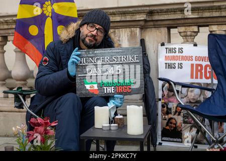 London, Großbritannien. 8. April 2023. Die iranische Diaspora, die sich außerhalb des Außenministeriums versammelt hat, um Vahid Beheshti an seinem 45. Tag des Hungerstreiks gegen das IRGC zu unterstützen. Kredit: Sinai Noor/Alamy Live News Stockfoto