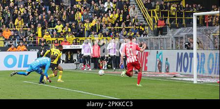 Dortmund, Deutschland. 08. April 2023. firo : 08.04.2023, Fußball, 1. Liga, 1. Bundesliga, Staffel 2022/2023, BVB, Borussia Dortmund - Union Berlin Ziel auf 2:1 für BVB, MOUKOKO/dpa/Alamy Live News Stockfoto